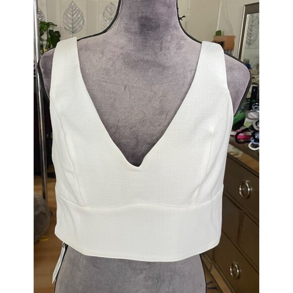 White Cider XL Sleeveless Textured Cropped Top With V-Neckline & Back Zip Closur - Picture 1 of 4